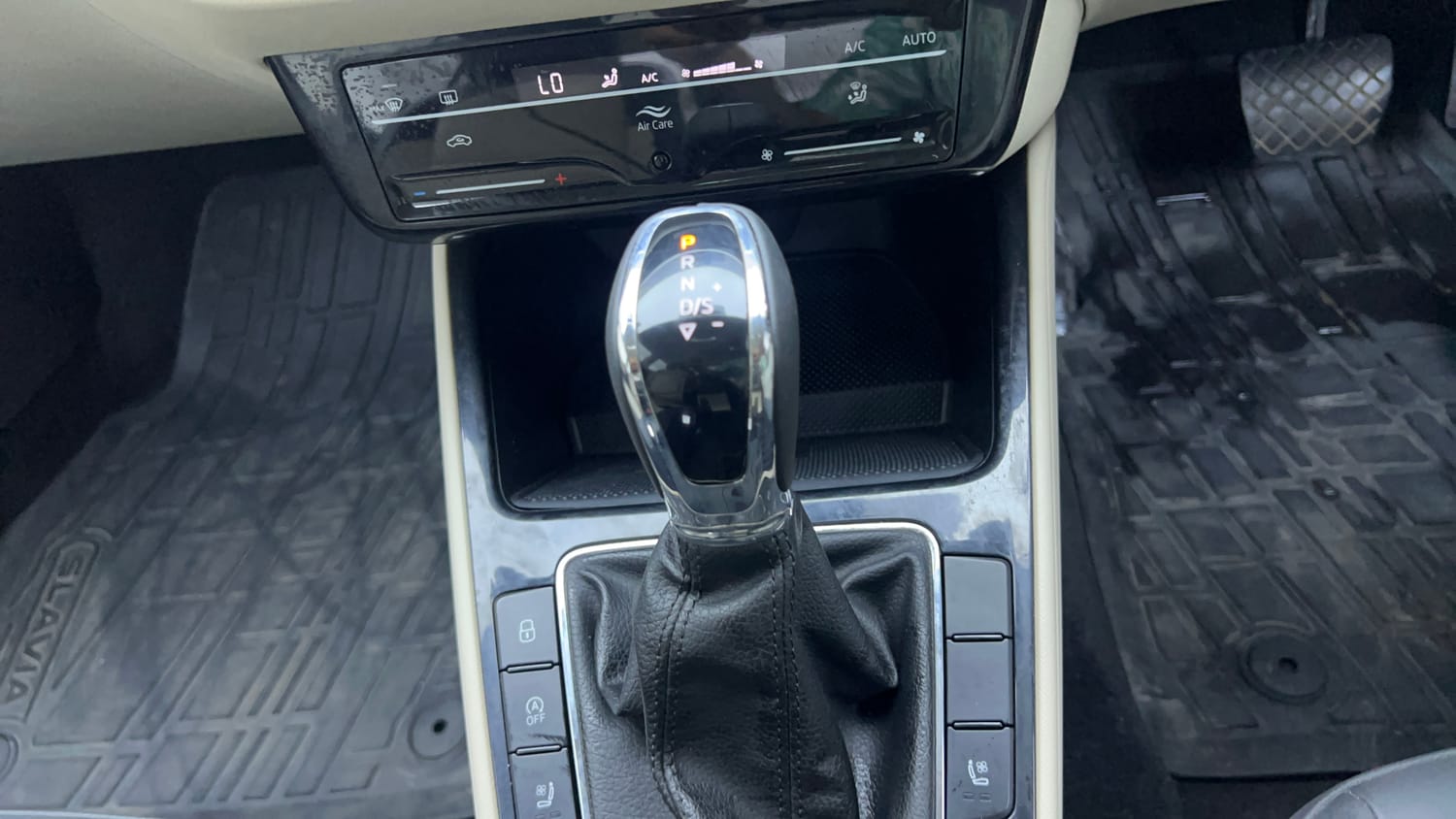 Used 2022 Skoda Slavia Style 1.0L TSI AT Petrol Automatic interior GEAR  KNOB VIEW