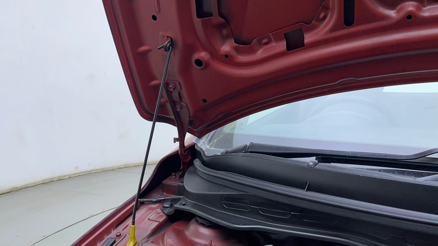 Used 2012 Hyundai i20 Sportz 1.2 Petrol Manual engine ENGINE RIGHT SIDE HINGE & APRON VIEW