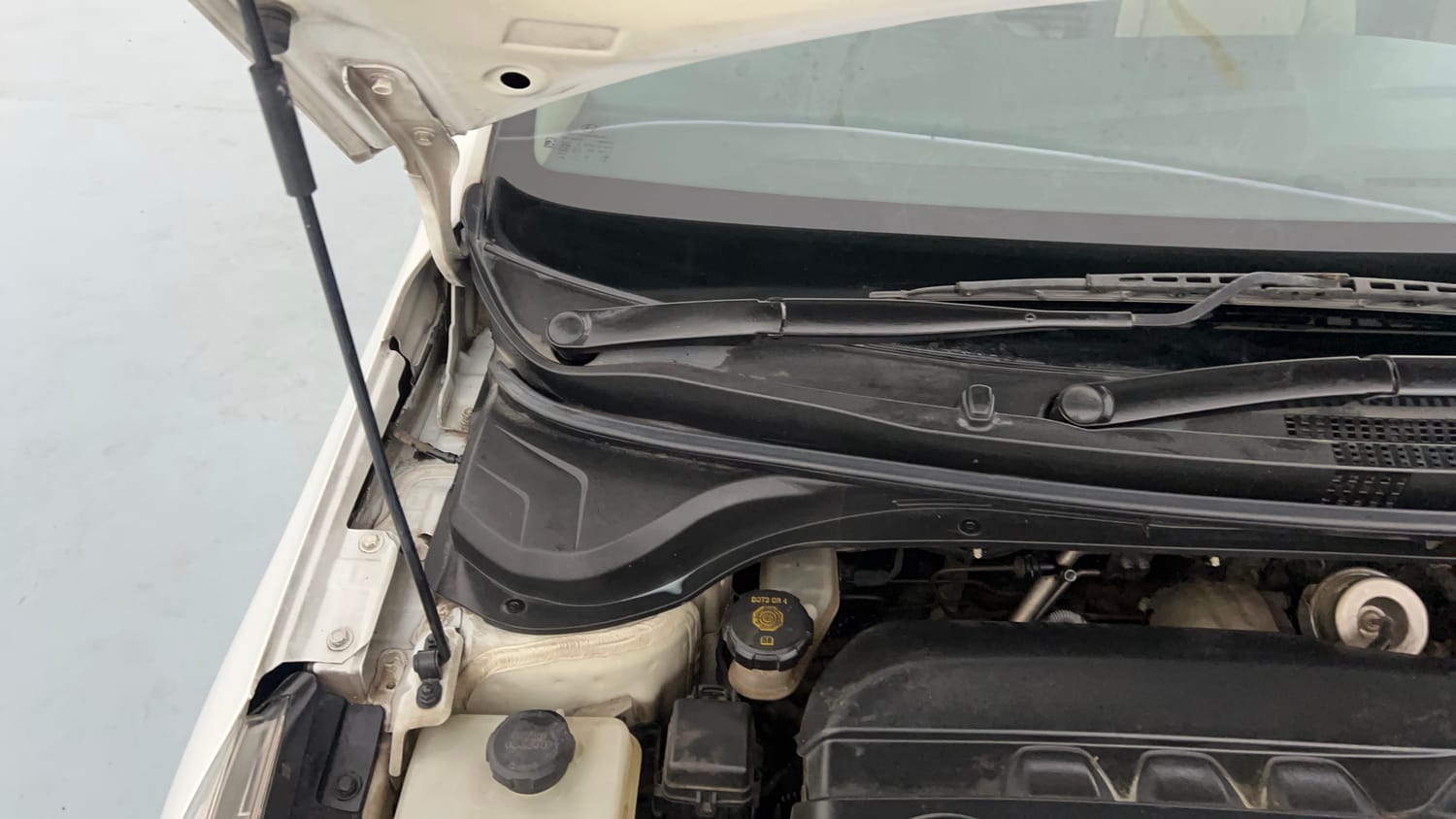Used 2019 Hyundai Verna SX (O) 1.6 CRDi Diesel Manual engine ENGINE RIGHT SIDE HINGE & APRON VIEW
