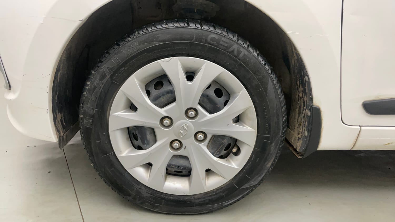 Used 2016 Hyundai Grand i10 Magna 1.2 Kappa VTVT Petrol Manual tyres LEFT FRONT TYRE RIM VIEW