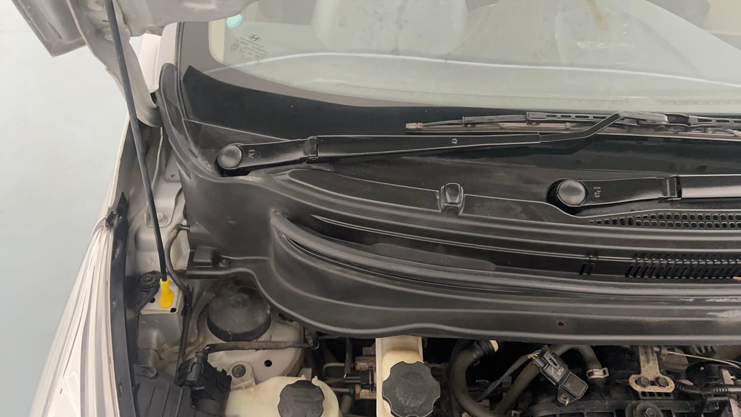 Used 2016 Hyundai Eon Era + Petrol Manual engine ENGINE RIGHT SIDE HINGE & APRON VIEW