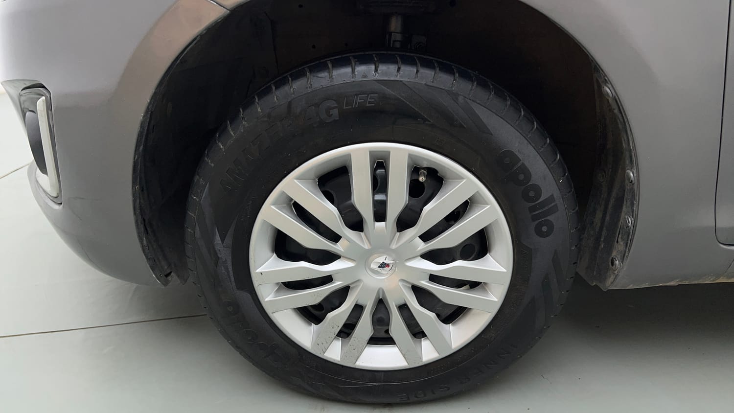 Used 2015 Maruti Suzuki Swift VXi Petrol Manual tyres LEFT FRONT TYRE RIM VIEW