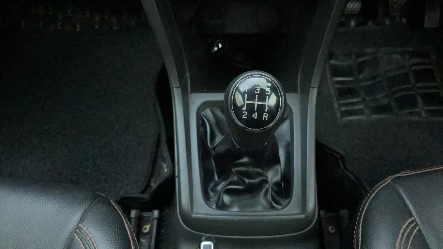 Used 2016 Maruti Suzuki Vitara Brezza ZDi+ Dual Tone Diesel Manual interior GEAR  KNOB VIEW
