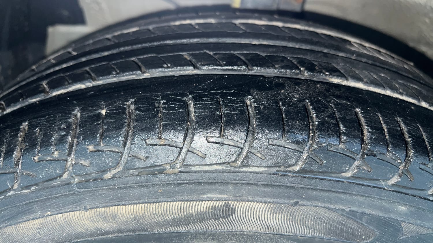 Used 2014 Maruti Suzuki Ertiga ZXi Petrol Manual tyres LEFT FRONT TYRE TREAD VIEW