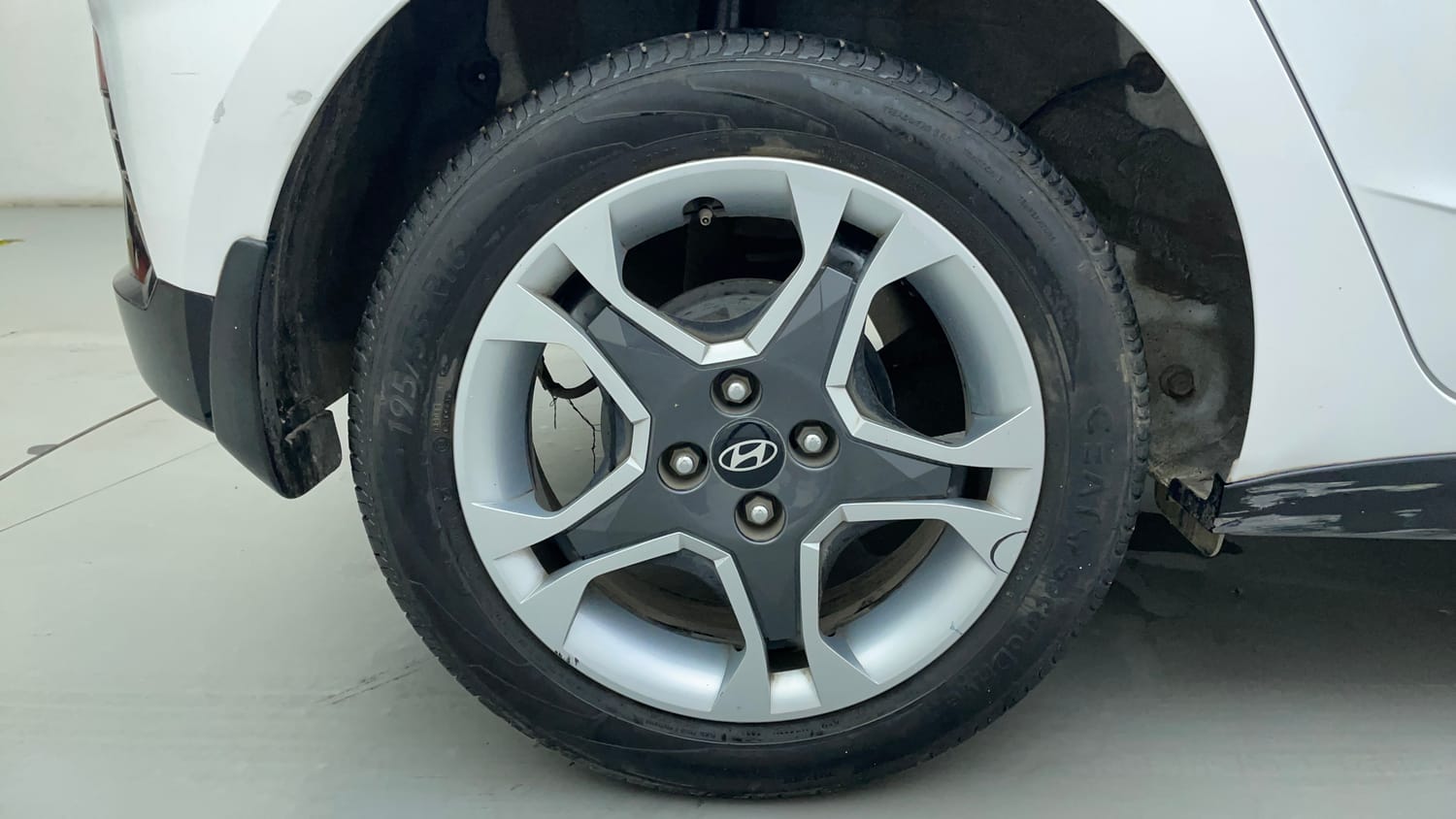 Used 2024 Hyundai i20 Sportz (O) 1.2 IVT Petrol Automatic tyres RIGHT REAR TYRE RIM VIEW