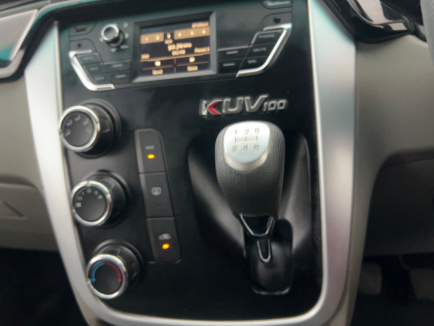 Used 2017 Mahindra KUV100 K6 6 STR Petrol Manual interior GEAR  KNOB VIEW