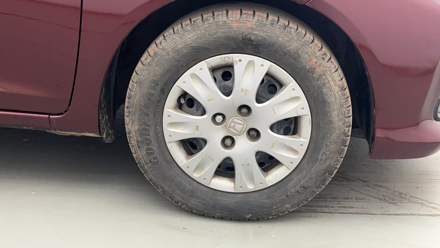 Used 2017 Honda Amaze 1.2 S i-VTEC Petrol Manual tyres RIGHT FRONT TYRE RIM VIEW
