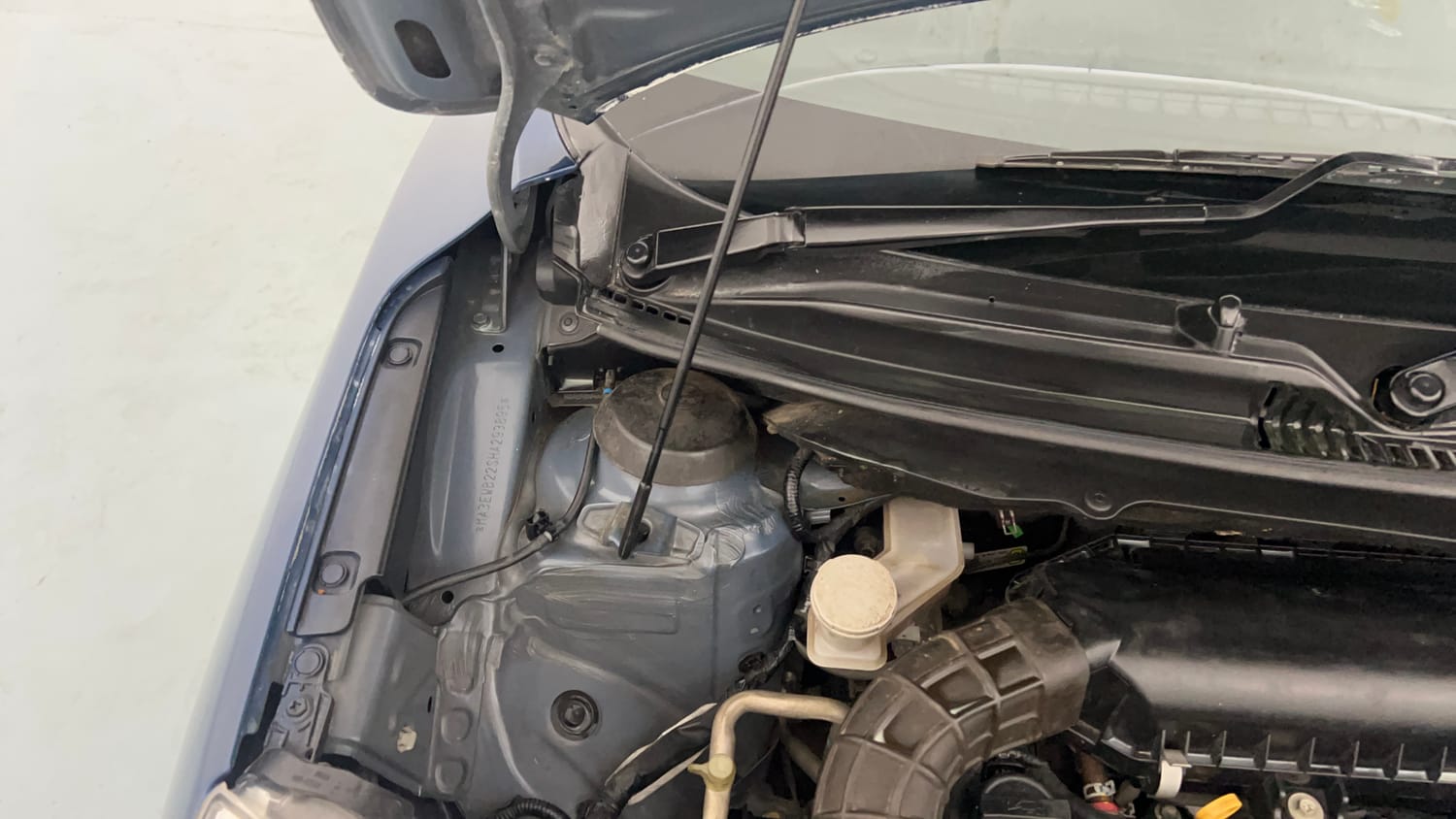 Used 2017 Maruti Suzuki Baleno Zeta 1.2 Petrol Manual engine ENGINE RIGHT SIDE HINGE & APRON VIEW