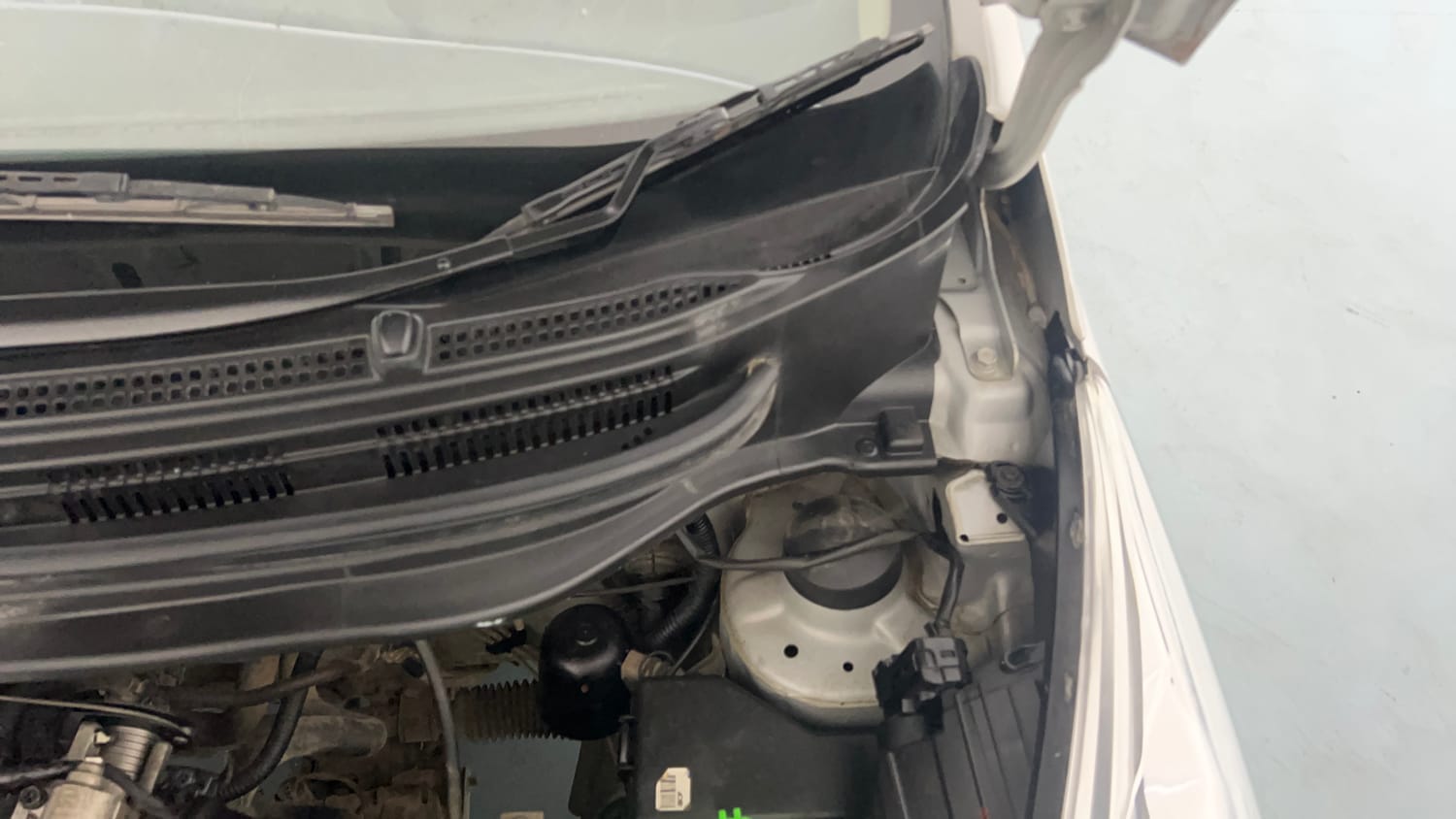 Used 2016 Hyundai Eon Era + Petrol Manual engine ENGINE LEFT SIDE HINGE & APRON VIEW