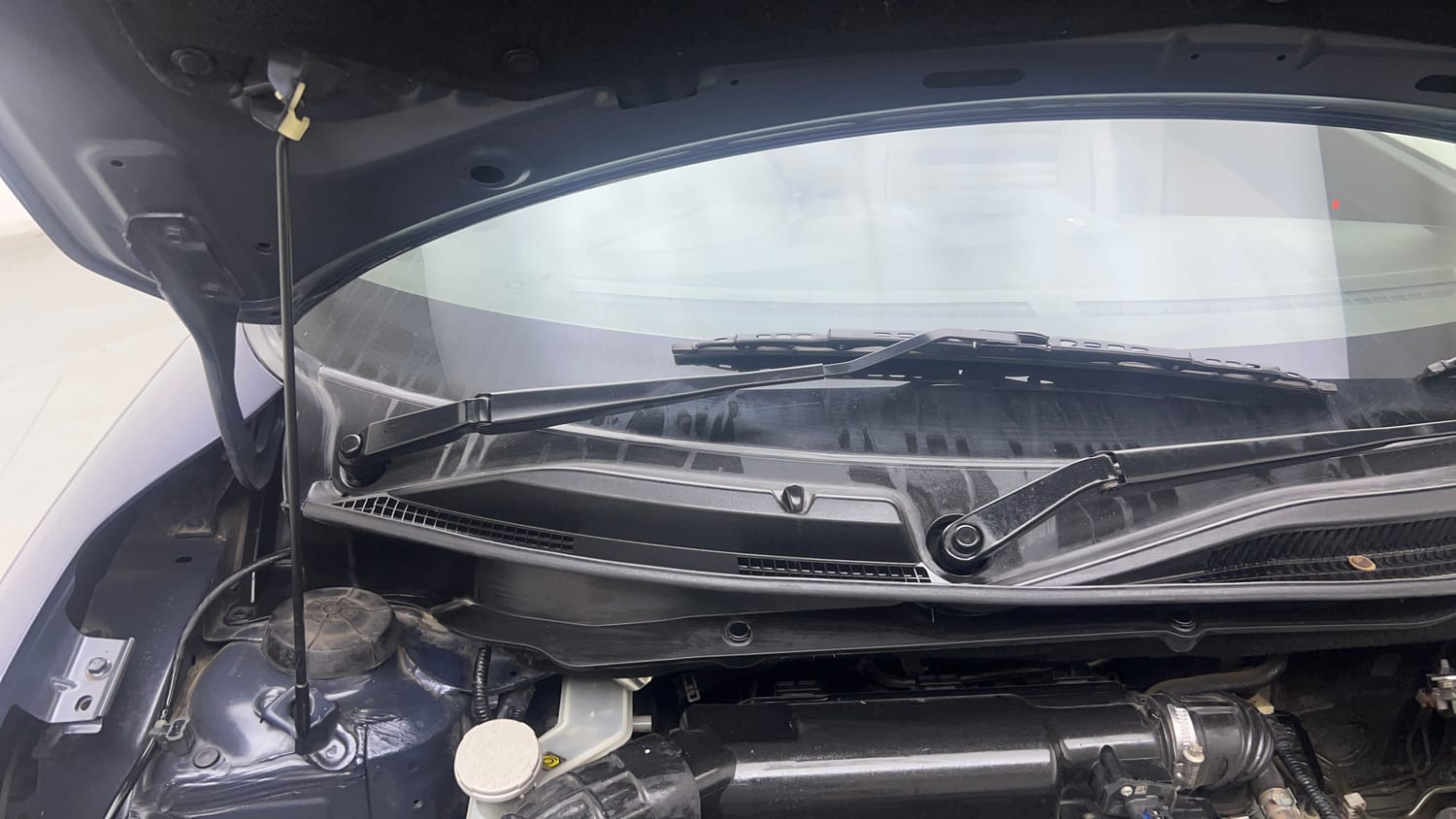 Used 2021 Maruti Suzuki Dzire ZXi Plus AGS Petrol Automatic engine ENGINE RIGHT SIDE HINGE & APRON VIEW