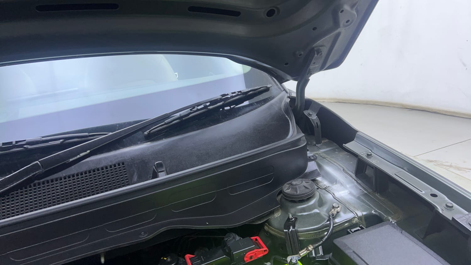 Used 2020 Hyundai Venue SX 1.4 CRDi Diesel Manual engine ENGINE LEFT SIDE HINGE & APRON VIEW