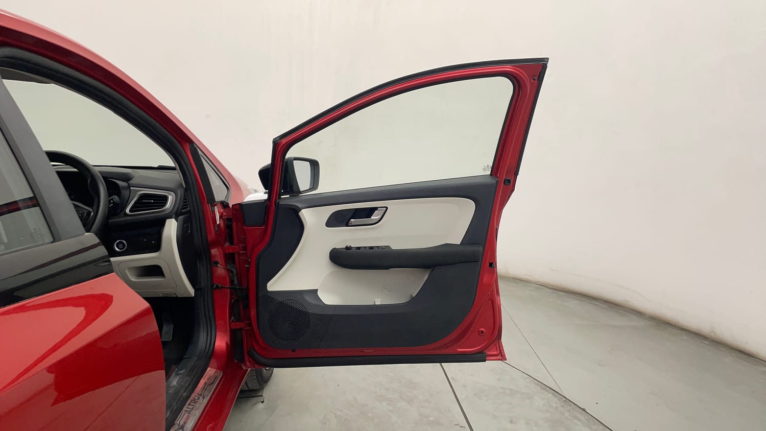 Used 2022 Tata Altroz XZ Petrol Petrol Manual interior RIGHT FRONT DOOR OPEN VIEW