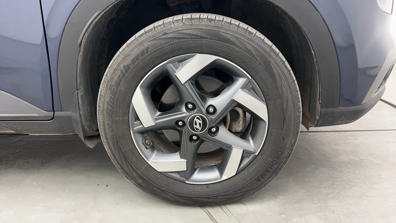 Used 2021 Hyundai Venue SX (O) 1.5 CRDi Diesel Manual tyres RIGHT FRONT TYRE RIM VIEW