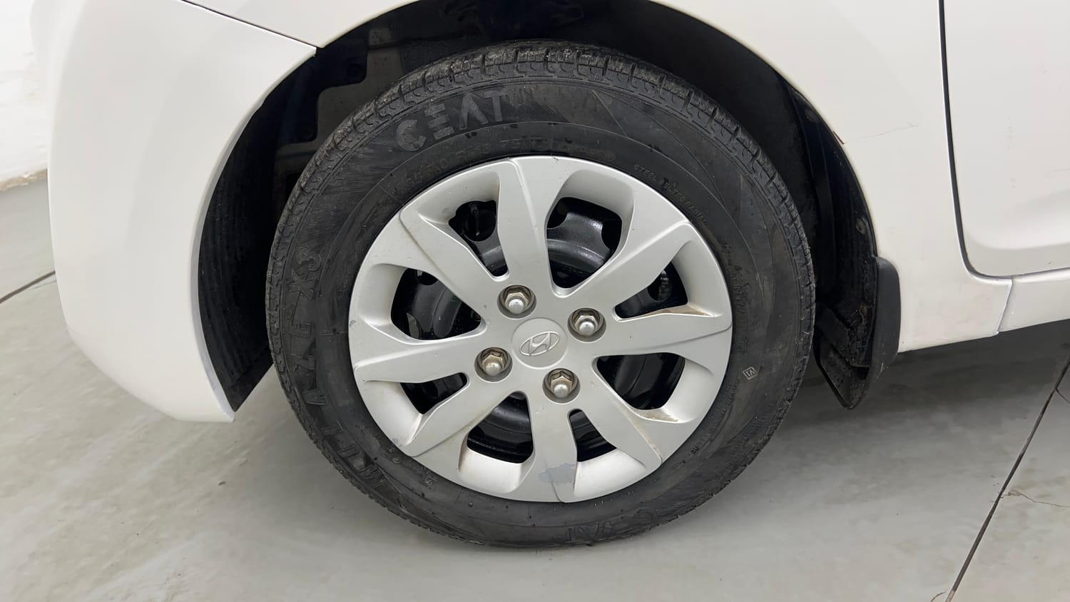 Used 2014 Hyundai Eon Magna Petrol Manual tyres LEFT FRONT TYRE RIM VIEW