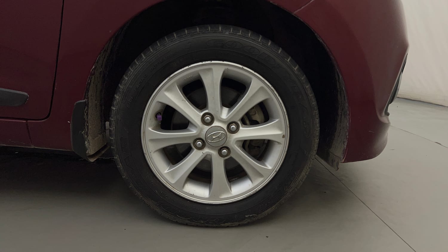 Used 2015 Hyundai Grand i10 Asta 1.2 Kappa VTVT Petrol Manual tyres RIGHT FRONT TYRE RIM VIEW