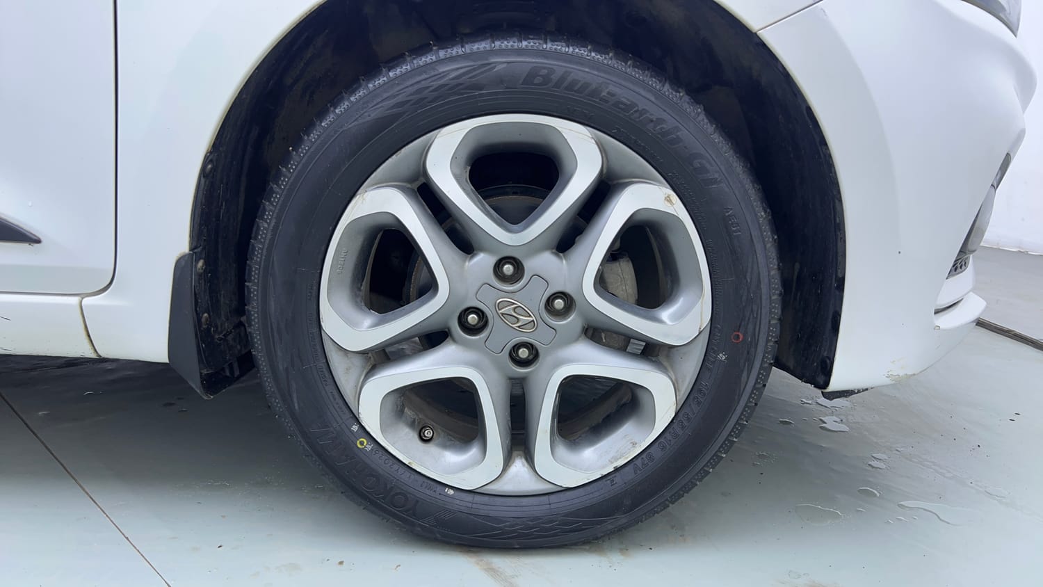 Used 2018 Hyundai Elite i20 Asta 1.2 (O) Petrol Manual tyres RIGHT FRONT TYRE RIM VIEW