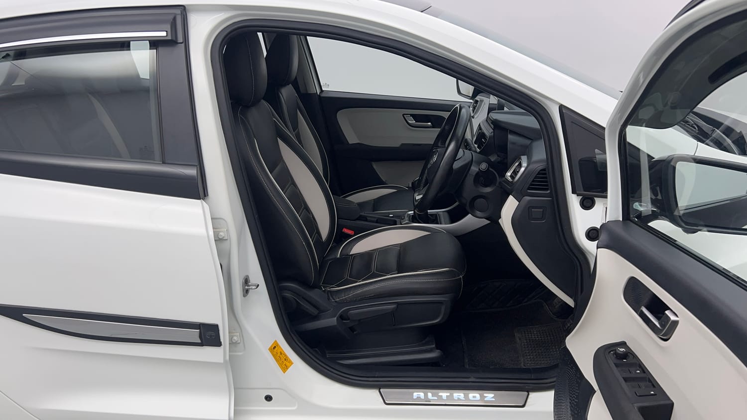 Used 2021 Tata Altroz XZ Plus Petrol Petrol Manual interior RIGHT SIDE FRONT DOOR CABIN VIEW