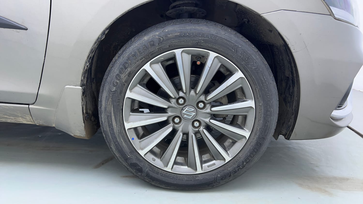 Used 2019 Maruti Suzuki Ciaz Alpha Hybrid 1.5 AT Petrol Automatic tyres RIGHT FRONT TYRE RIM VIEW