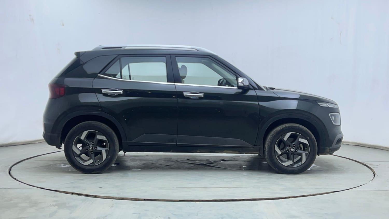 Used 2020 Hyundai Venue SX 1.4 CRDi Diesel Manual exterior RIGHT SIDE VIEW