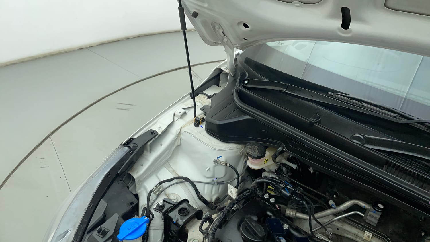 Used 2024 Hyundai i20 Sportz (O) 1.2 IVT Petrol Automatic engine ENGINE RIGHT SIDE HINGE & APRON VIEW