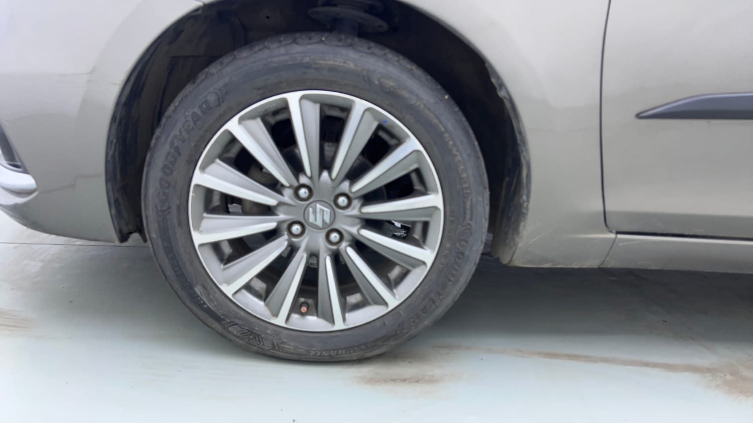 Used 2019 Maruti Suzuki Ciaz Alpha Hybrid 1.5 AT Petrol Automatic tyres LEFT FRONT TYRE RIM VIEW