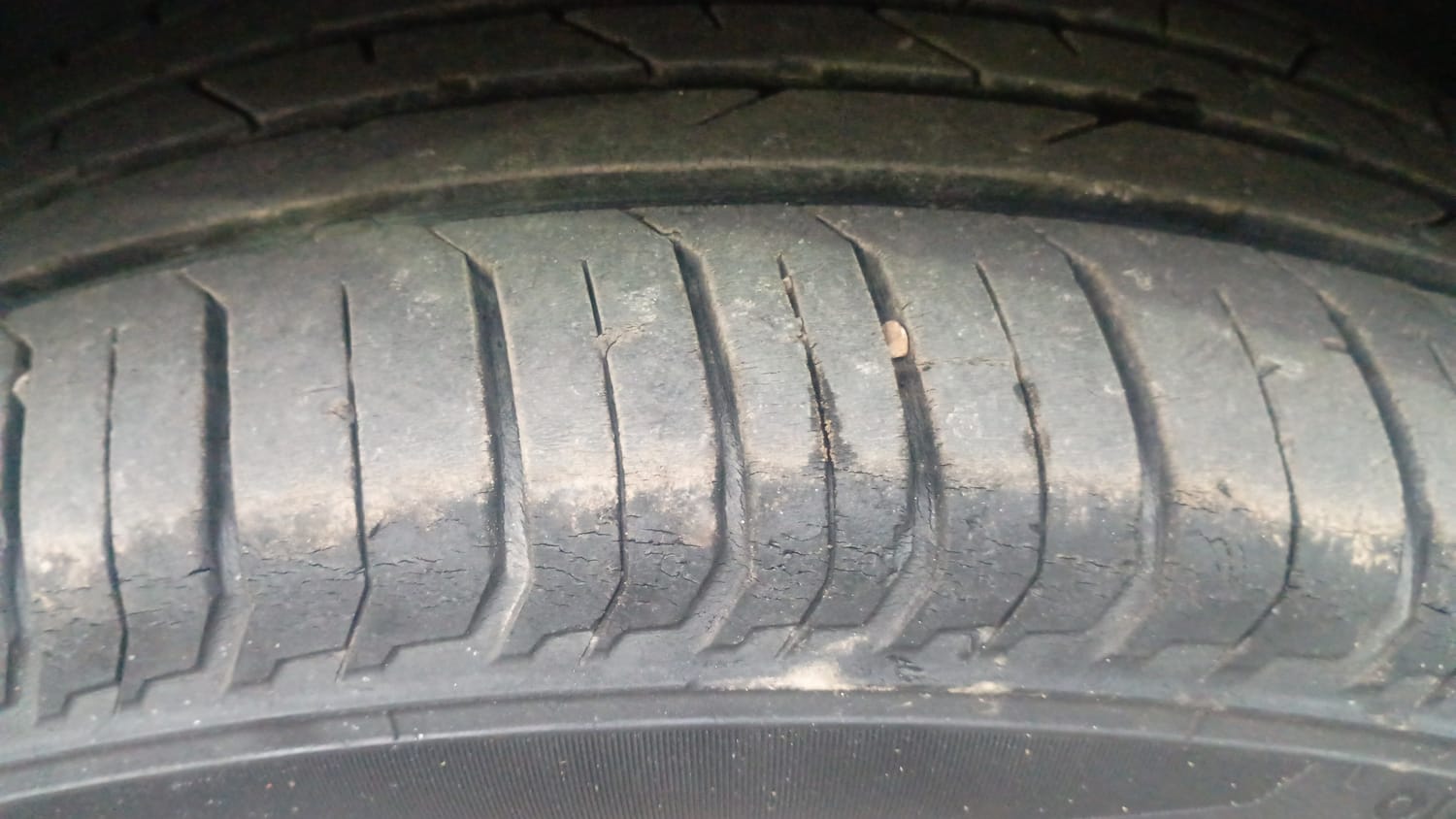 Used 2023 Skoda Slavia Ambition 1.0L TSI MT Petrol Manual tyres LEFT FRONT TYRE TREAD VIEW
