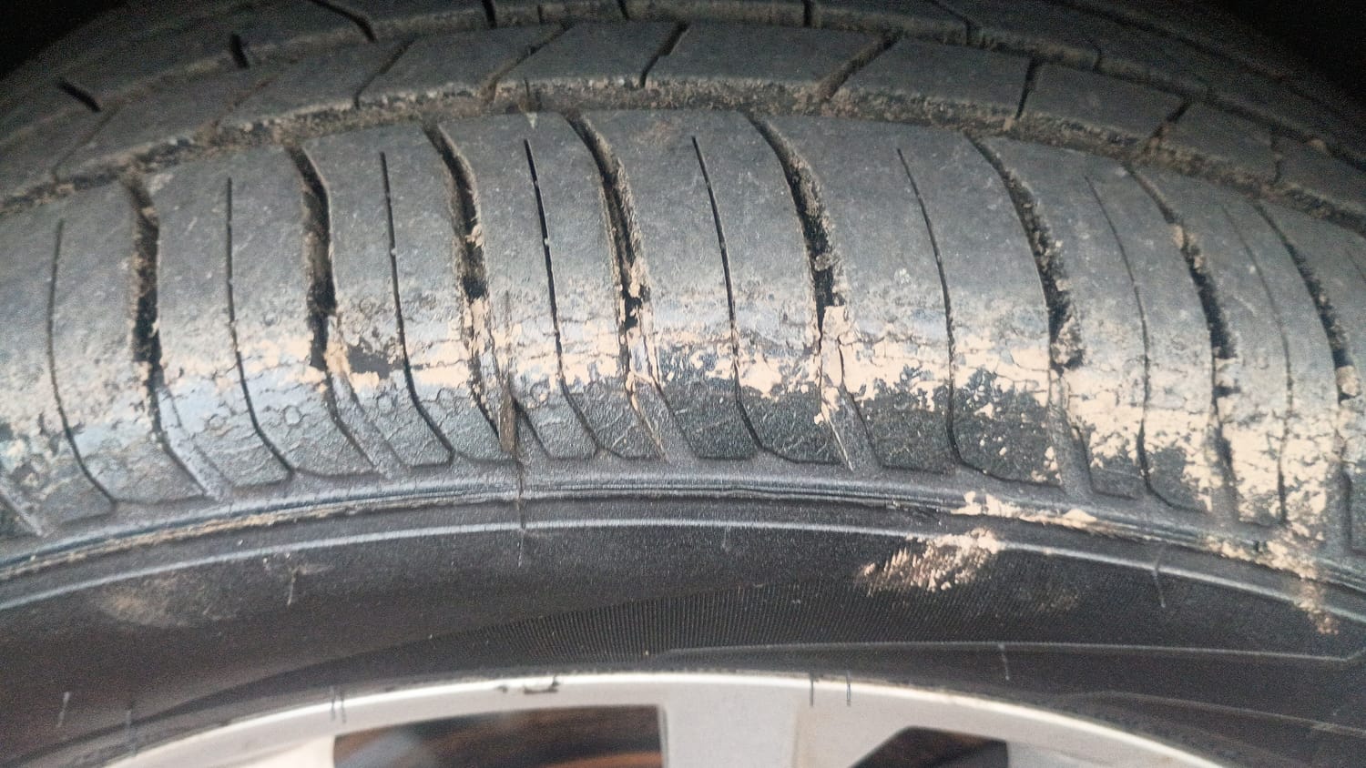 Used 2023 Skoda Slavia Ambition 1.0L TSI MT Petrol Manual tyres RIGHT FRONT TYRE TREAD VIEW