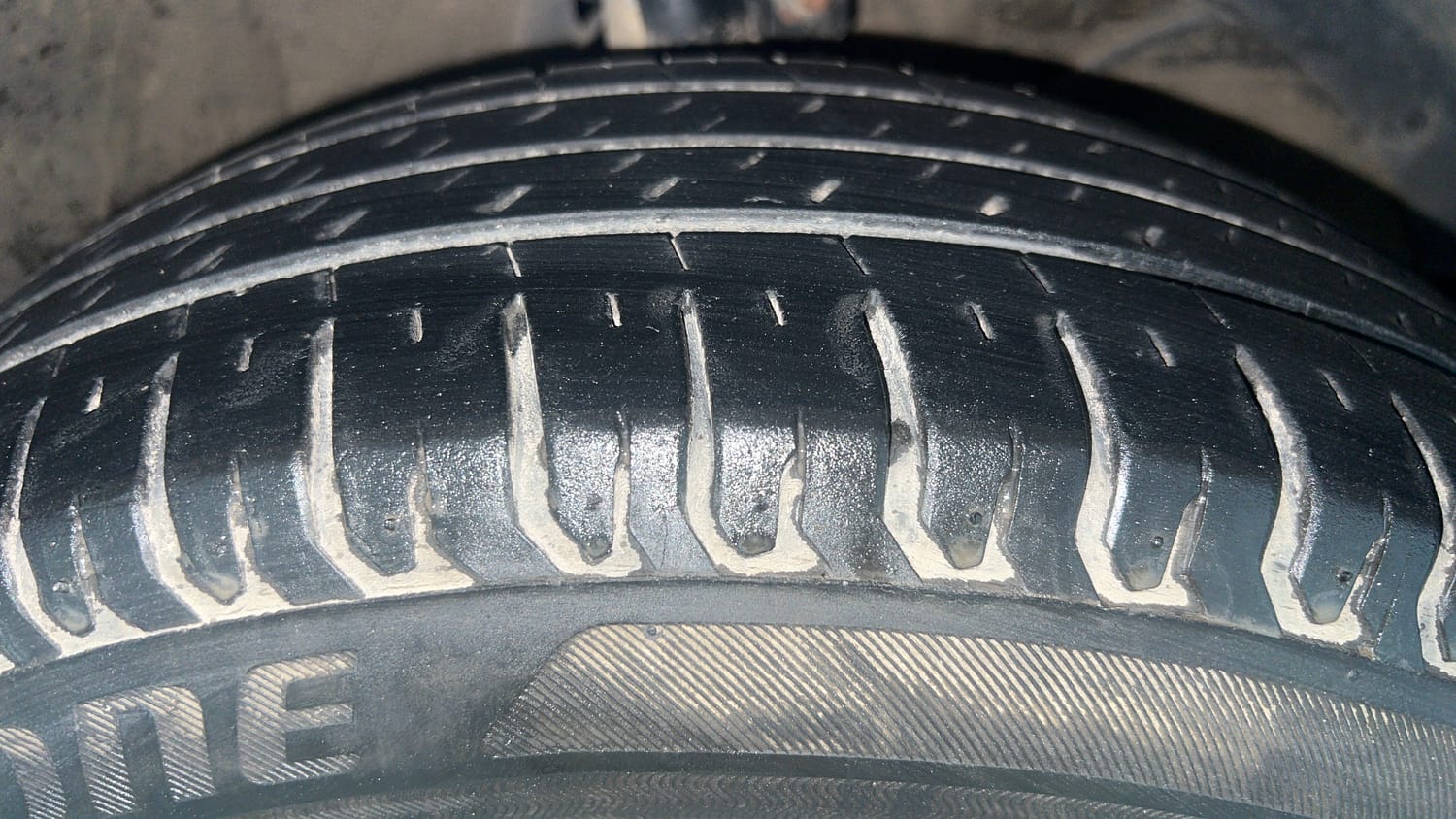 Used 2021 Maruti Suzuki Dzire ZXi Plus AGS Petrol Automatic tyres RIGHT FRONT TYRE TREAD VIEW
