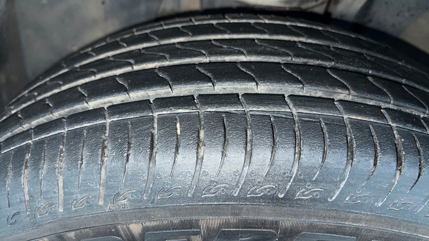 Used 2023 Renault Kiger RXZ AMT Petrol Automatic tyres LEFT FRONT TYRE TREAD VIEW