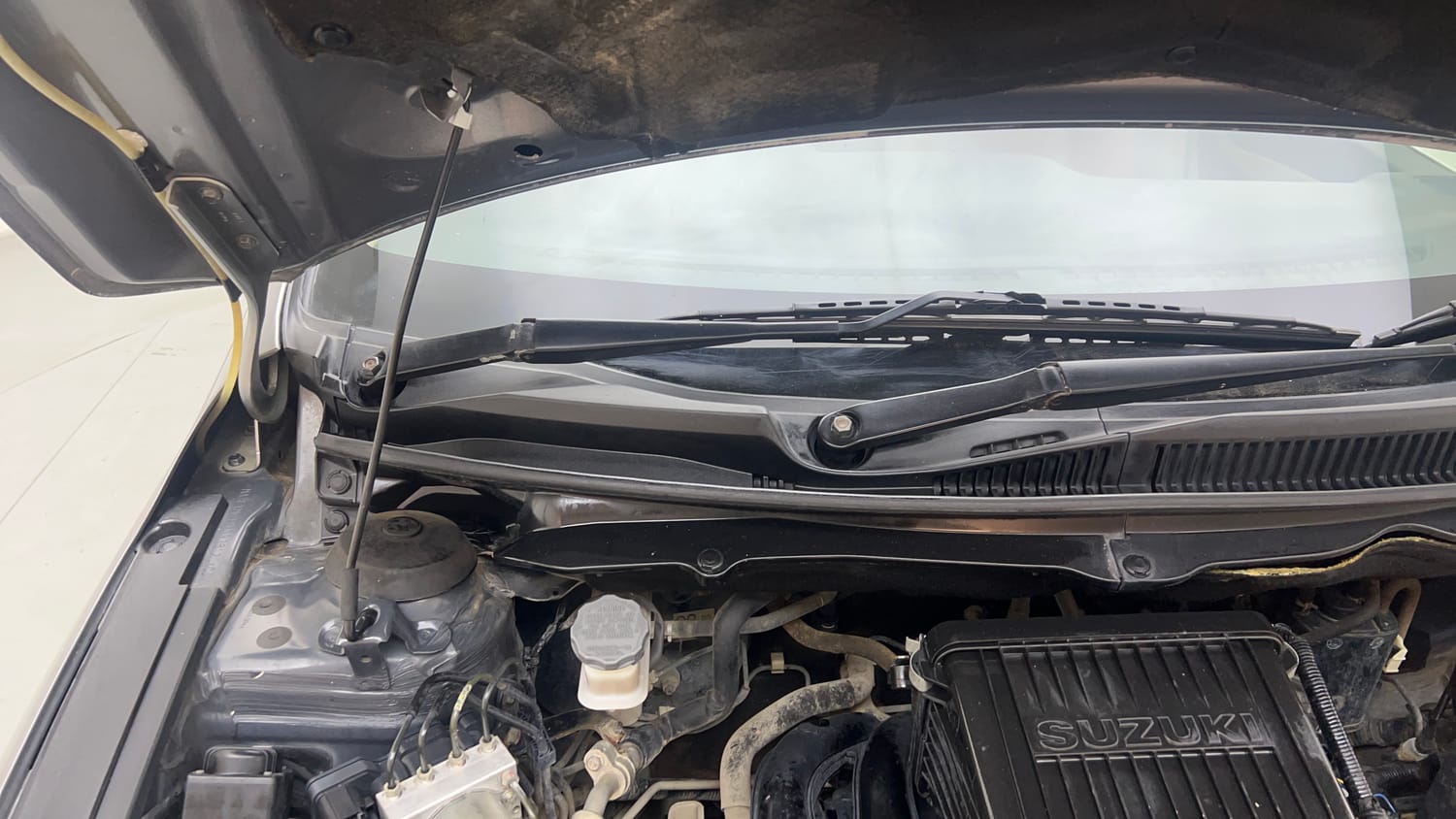 Used 2018 Maruti Suzuki Ciaz Sigma 1.4 MT Petrol Manual engine ENGINE RIGHT SIDE HINGE & APRON VIEW