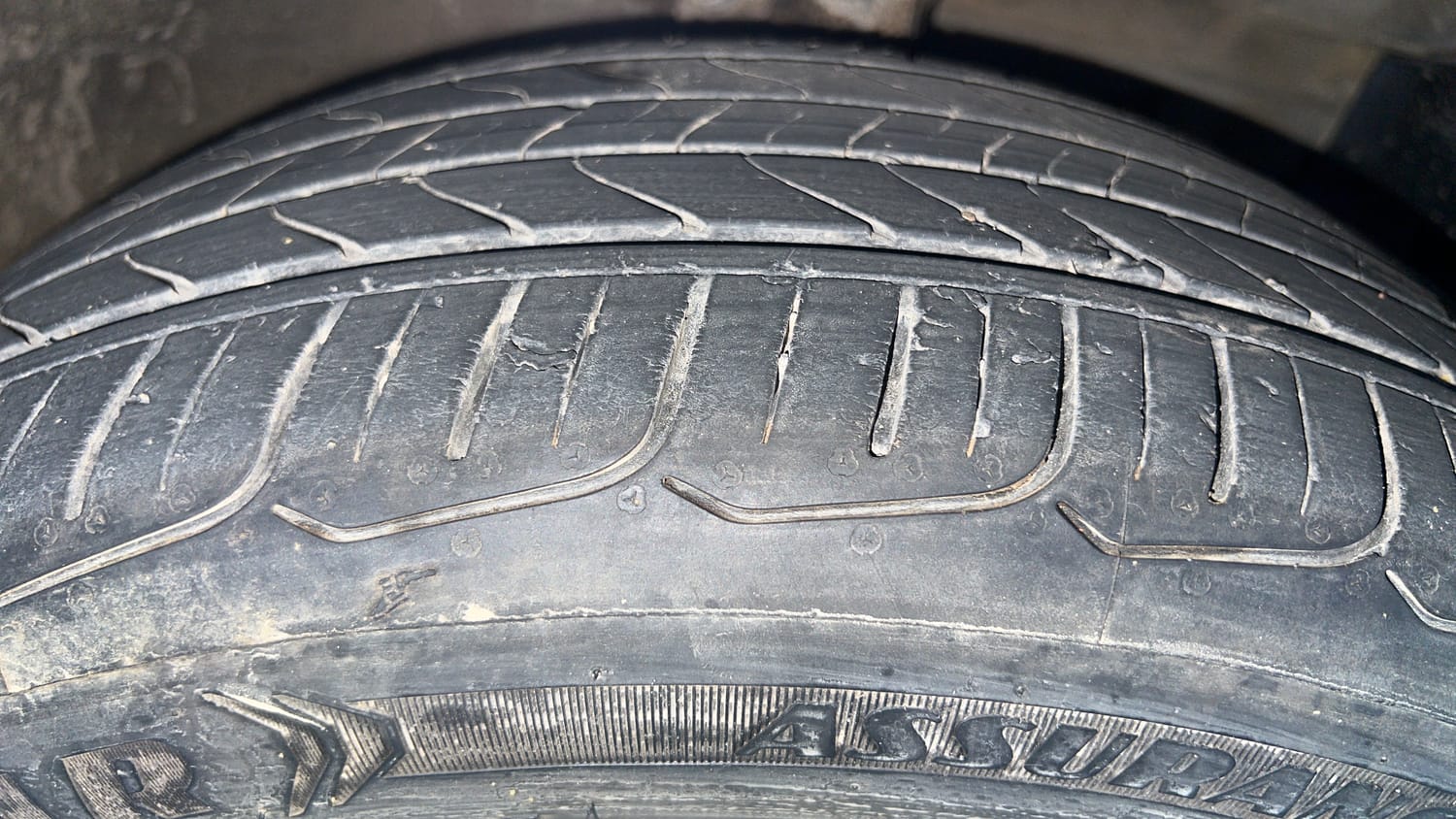 Used 2019 Maruti Suzuki Ciaz Alpha Hybrid 1.5 AT Petrol Automatic tyres RIGHT FRONT TYRE TREAD VIEW