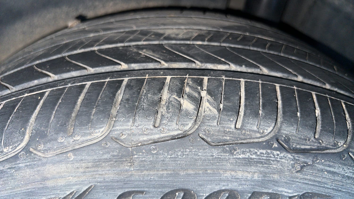 Used 2019 Maruti Suzuki Ciaz Alpha Hybrid 1.5 AT Petrol Automatic tyres LEFT REAR TYRE TREAD VIEW