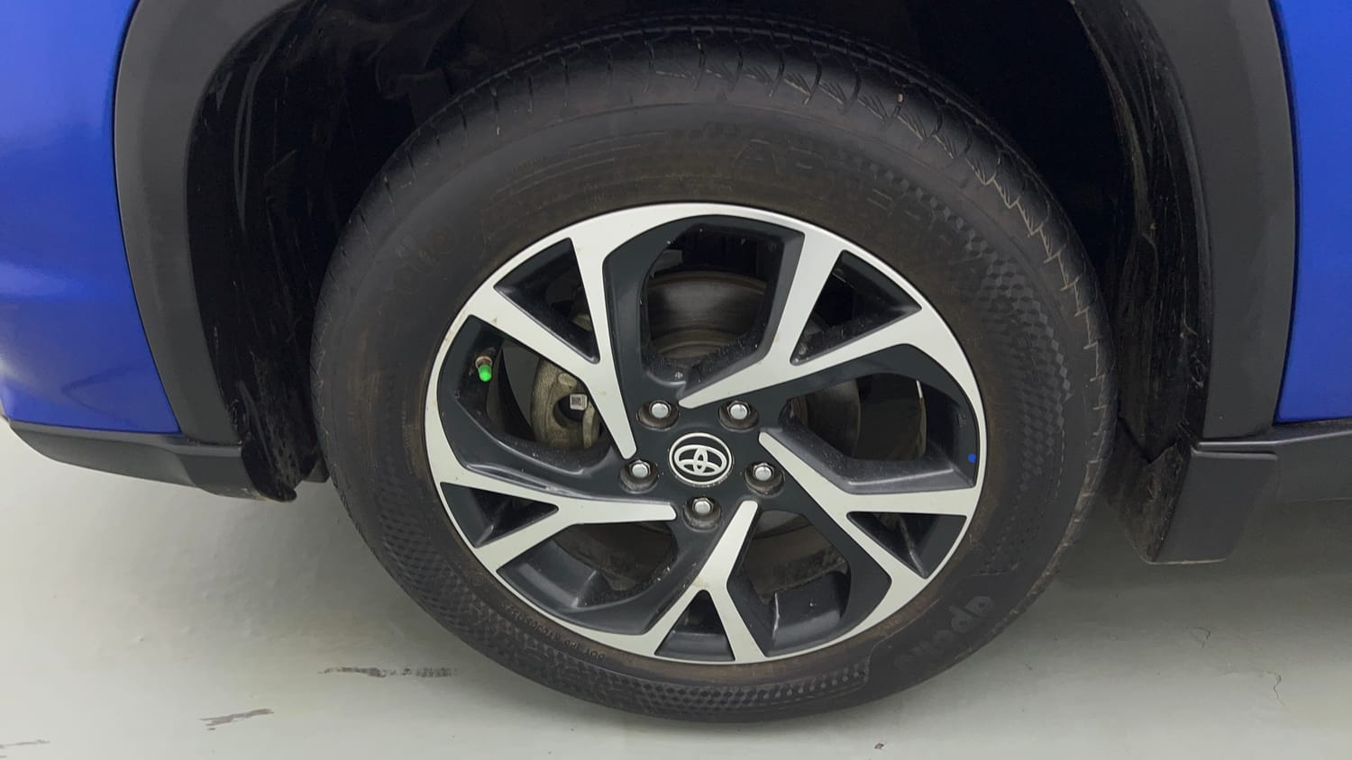 Used 2023 Toyota Urban Cruiser Hyryder V Hybrid Dual Tone Hybrid Automatic tyres LEFT FRONT TYRE RIM VIEW
