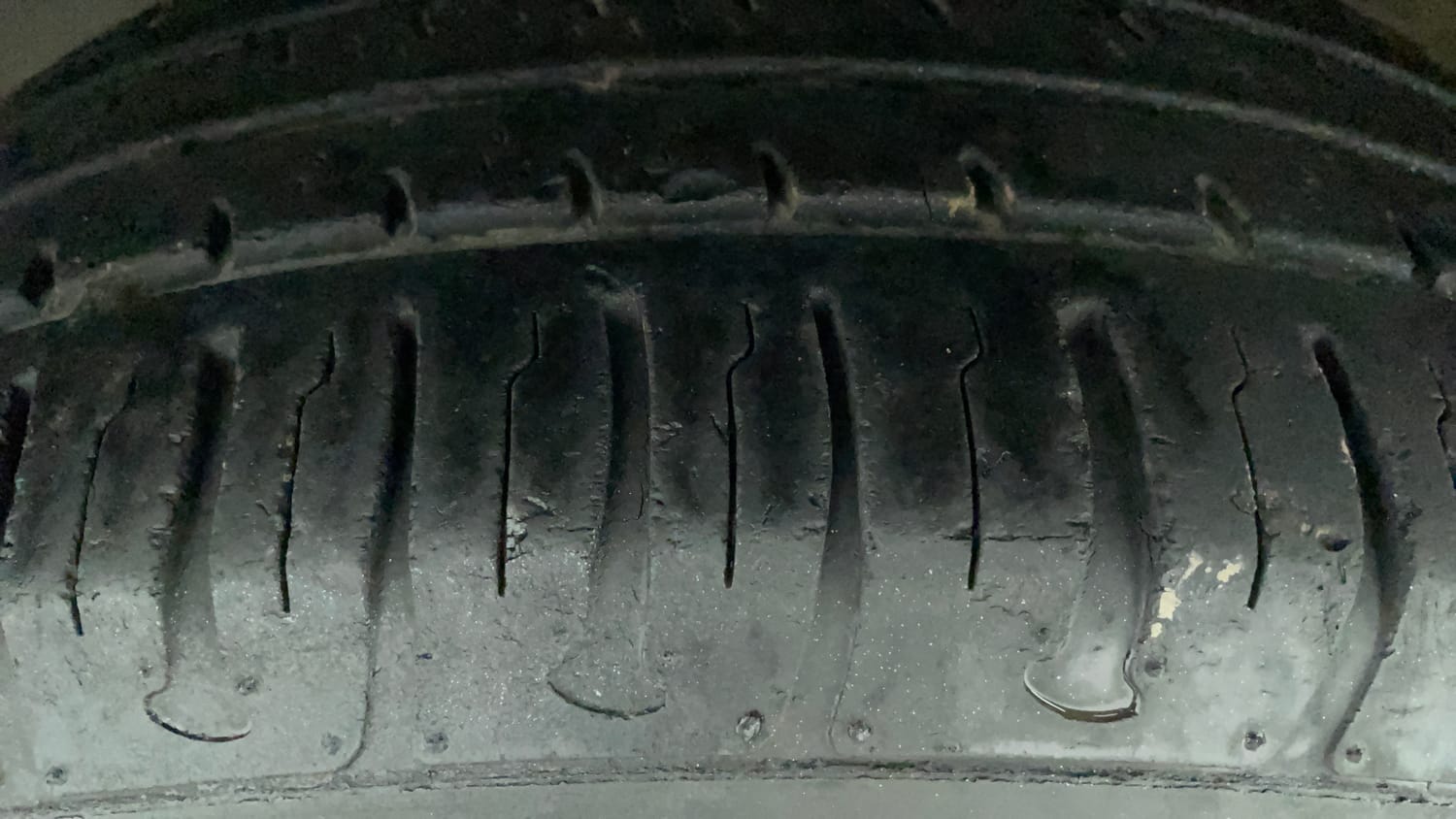 Used 2017 Hyundai Elite i20 Magna Executive 1.2 Petrol Manual tyres LEFT FRONT TYRE TREAD VIEW