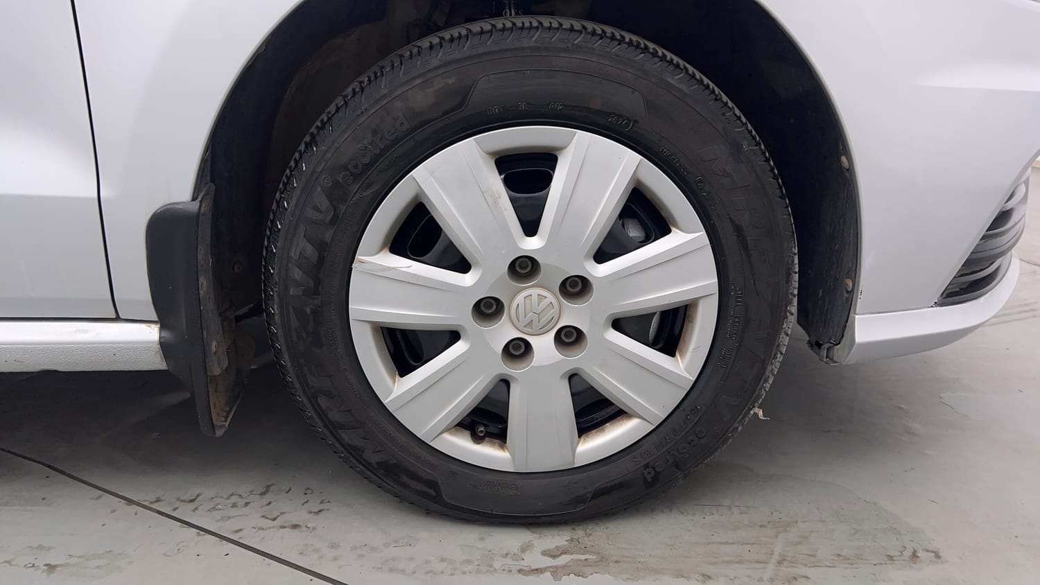 Used 2017 Volkswagen Ameo Trendline 1.2L (P) Petrol Manual tyres RIGHT FRONT TYRE RIM VIEW