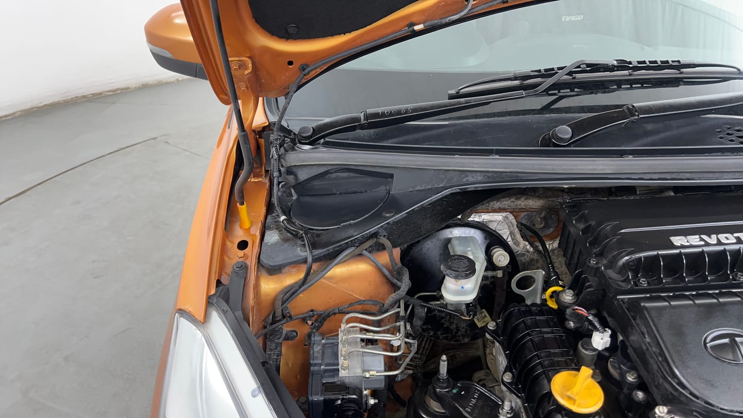 Used 2016 Tata Tiago Revotron XZ Petrol Manual engine ENGINE RIGHT SIDE HINGE & APRON VIEW
