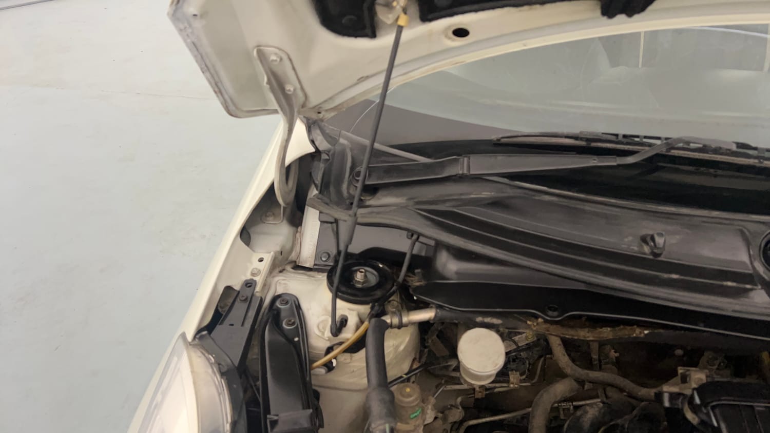 Used 2012 Maruti Suzuki Swift VXi Petrol Manual engine ENGINE RIGHT SIDE HINGE & APRON VIEW