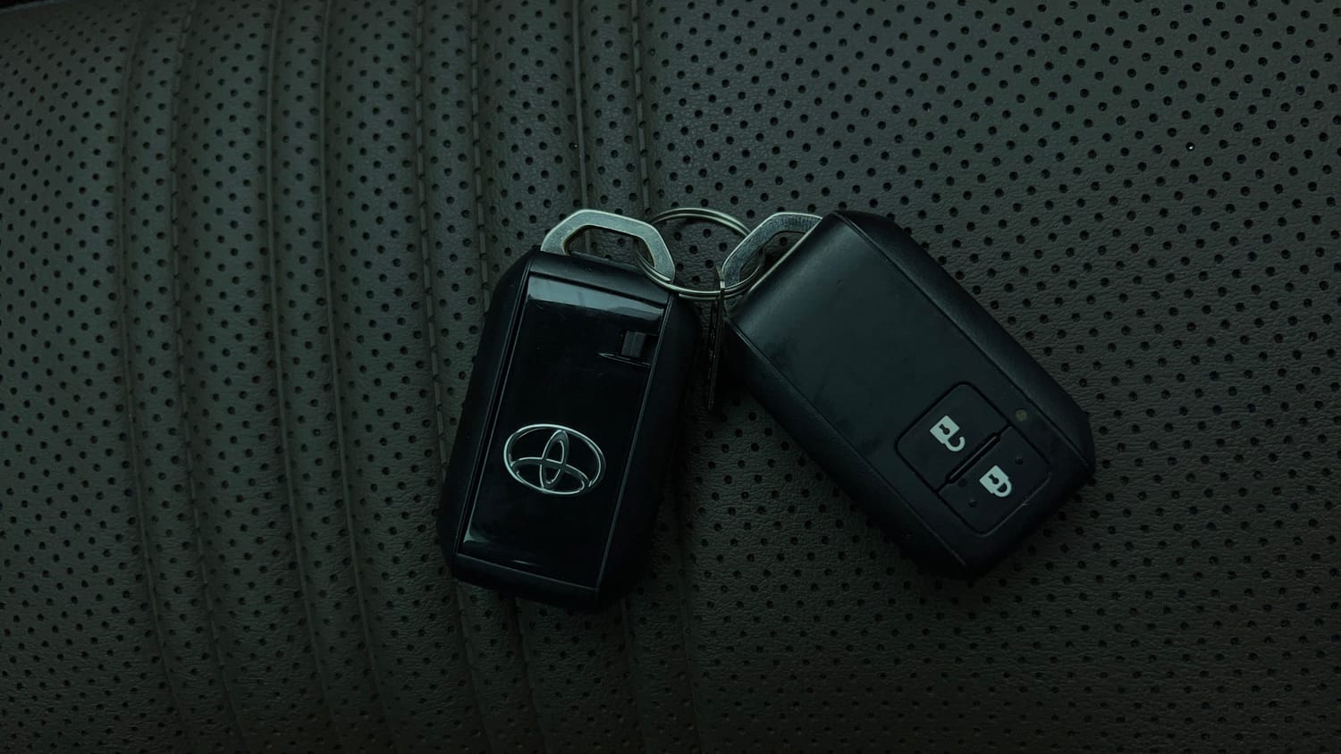 Used 2023 Toyota Urban Cruiser Hyryder V Hybrid Dual Tone Hybrid Automatic extra CAR KEY VIEW