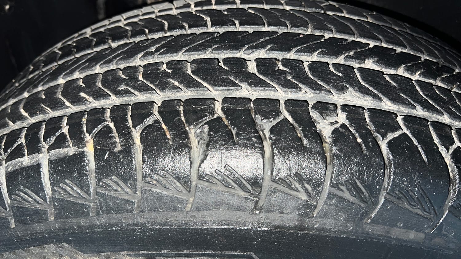 Used 2023 Maruti Suzuki Grand Vitara Sigma Smart Hybrid Petrol Manual tyres RIGHT REAR TYRE TREAD VIEW