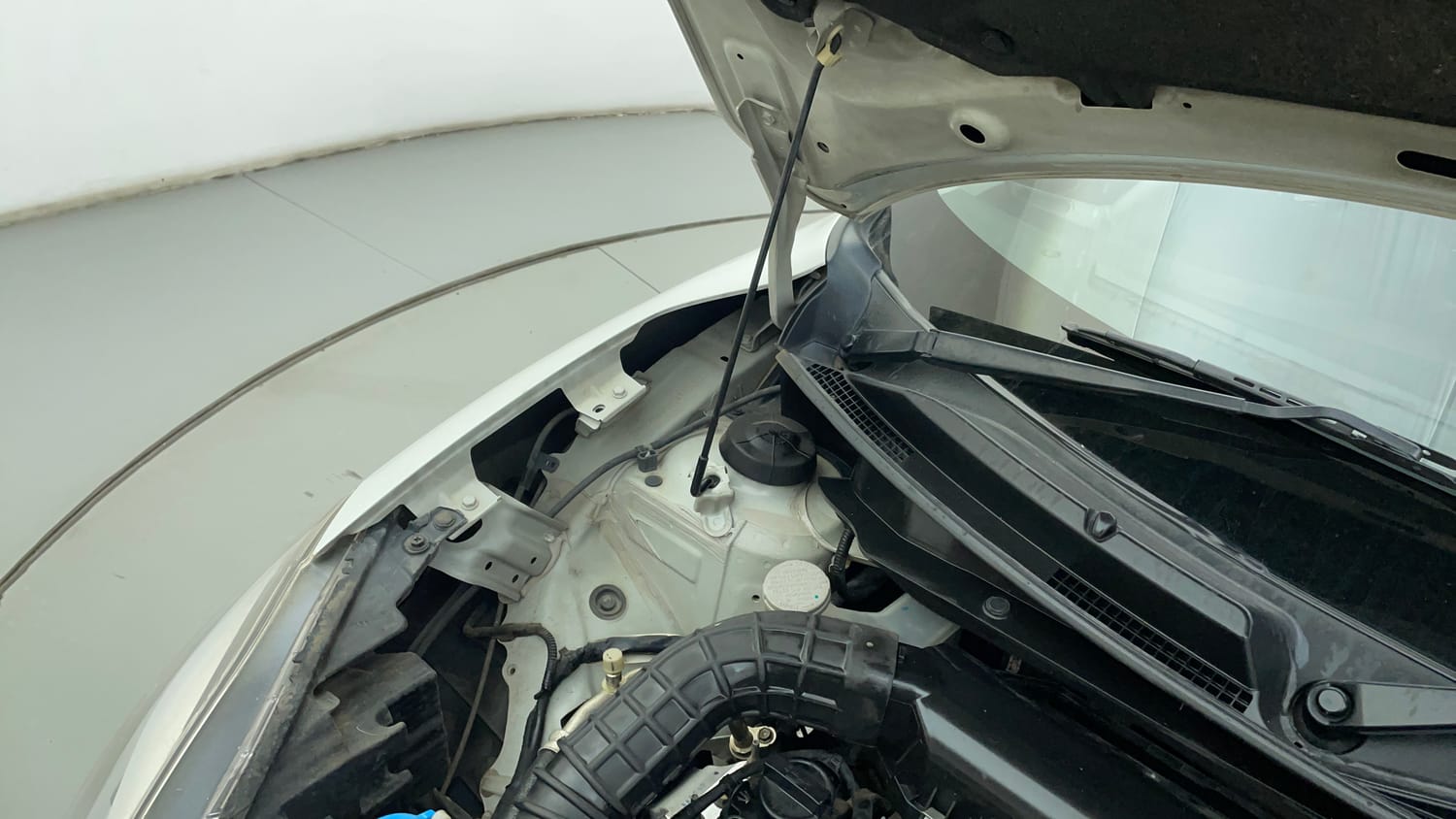 Used 2019 Maruti Suzuki Swift ZXi Plus Petrol Manual engine ENGINE RIGHT SIDE HINGE & APRON VIEW