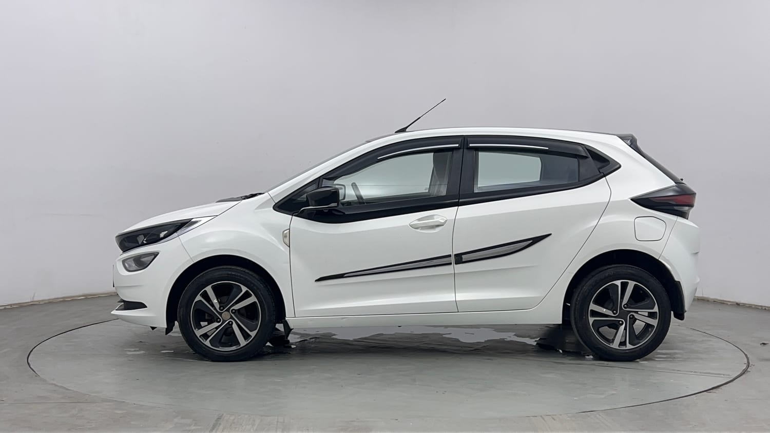 Used 2021 Tata Altroz XZ Plus Petrol Petrol Manual exterior LEFT SIDE VIEW
