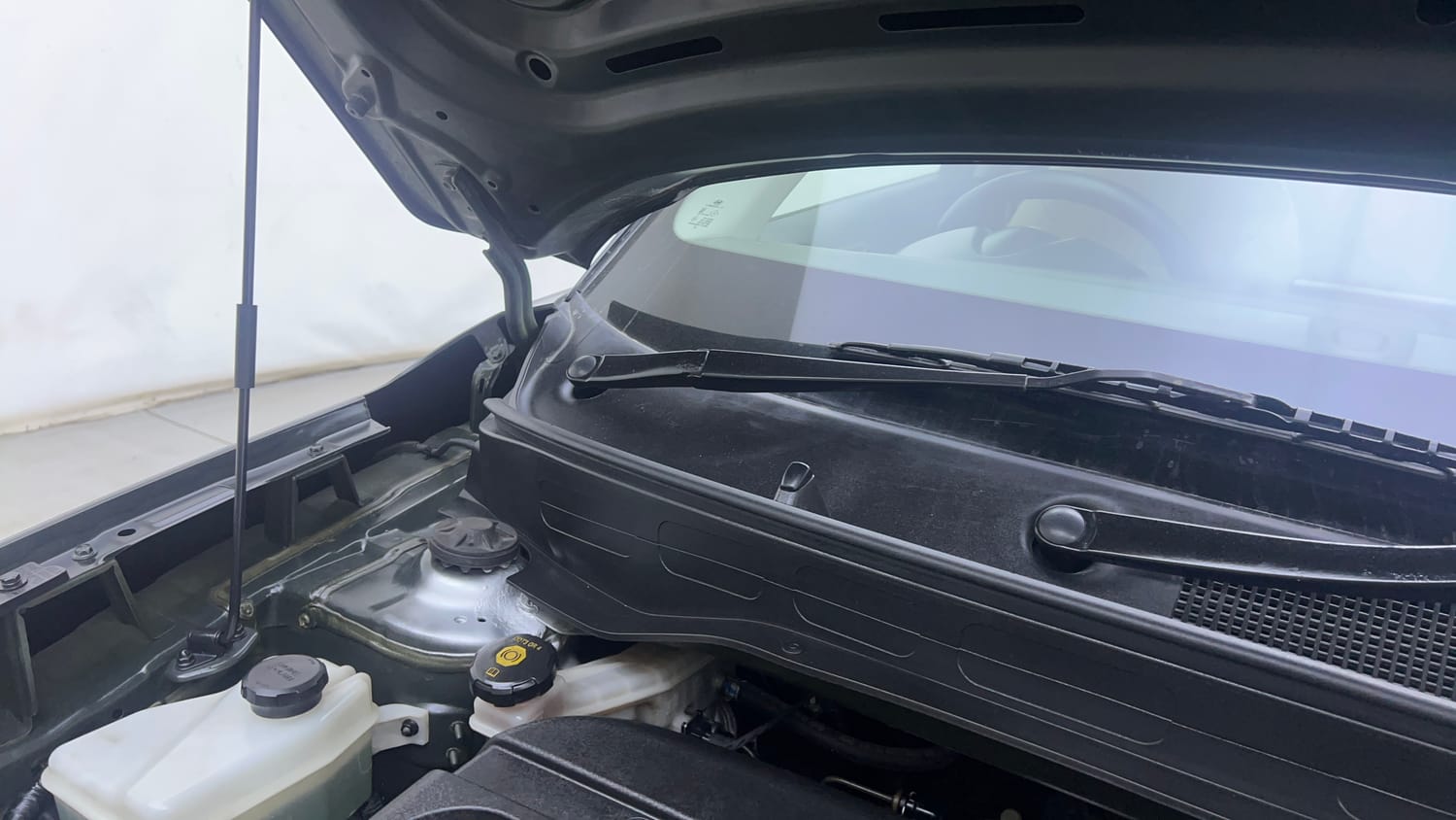 Used 2020 Hyundai Venue SX 1.4 CRDi Diesel Manual engine ENGINE RIGHT SIDE HINGE & APRON VIEW