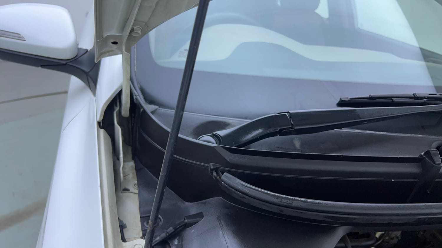 Used 2018 Hyundai Elite i20 Asta 1.2 (O) Petrol Manual engine ENGINE RIGHT SIDE HINGE & APRON VIEW