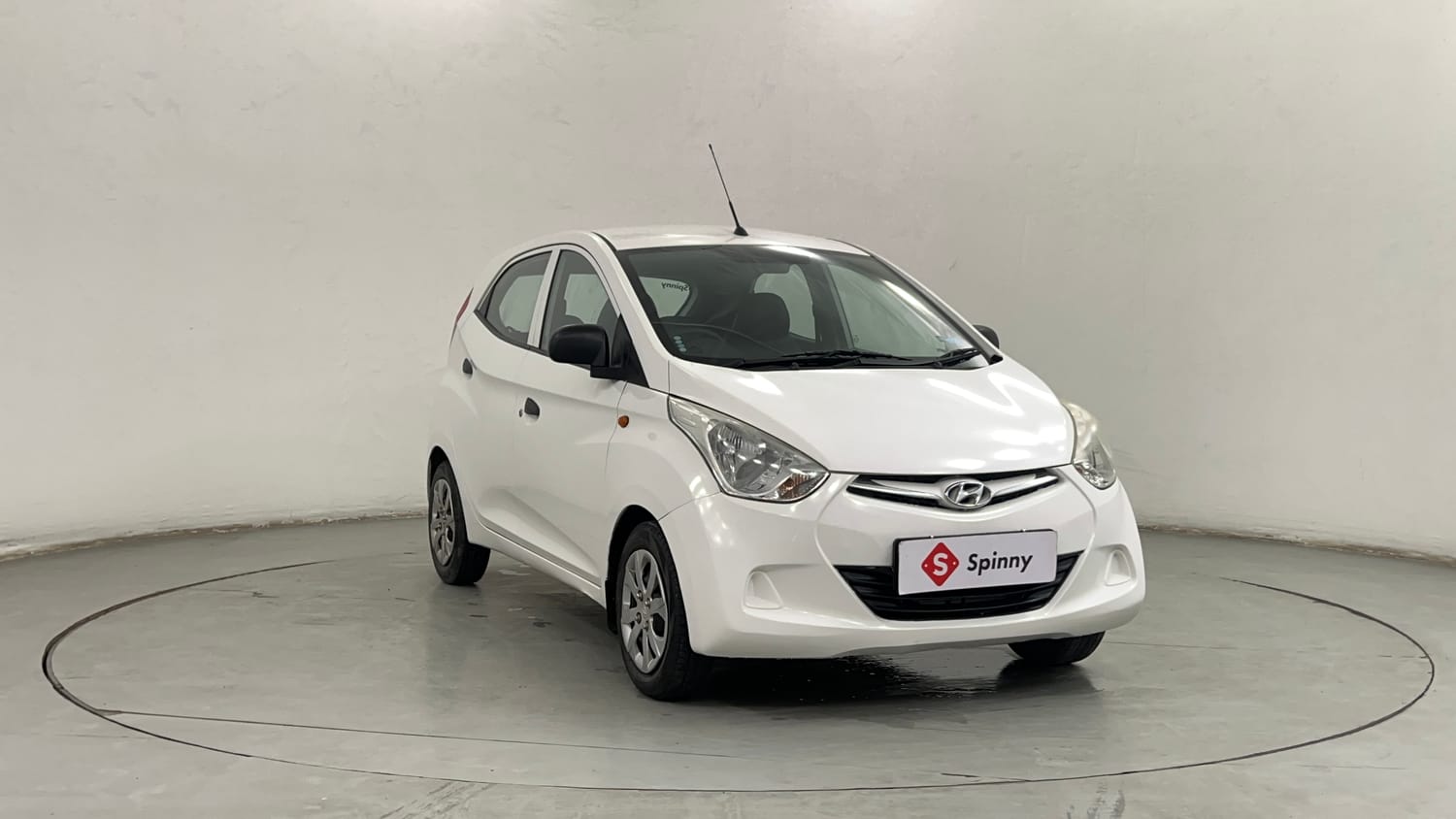 Used 2014 Hyundai Eon Magna Petrol Manual exterior RIGHT FRONT CORNER VIEW