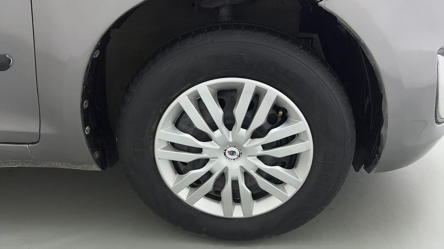 Used 2015 Maruti Suzuki Swift VXi Petrol Manual tyres RIGHT FRONT TYRE RIM VIEW