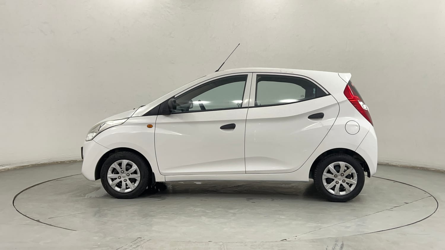 Used 2014 Hyundai Eon Magna Petrol Manual exterior LEFT SIDE VIEW