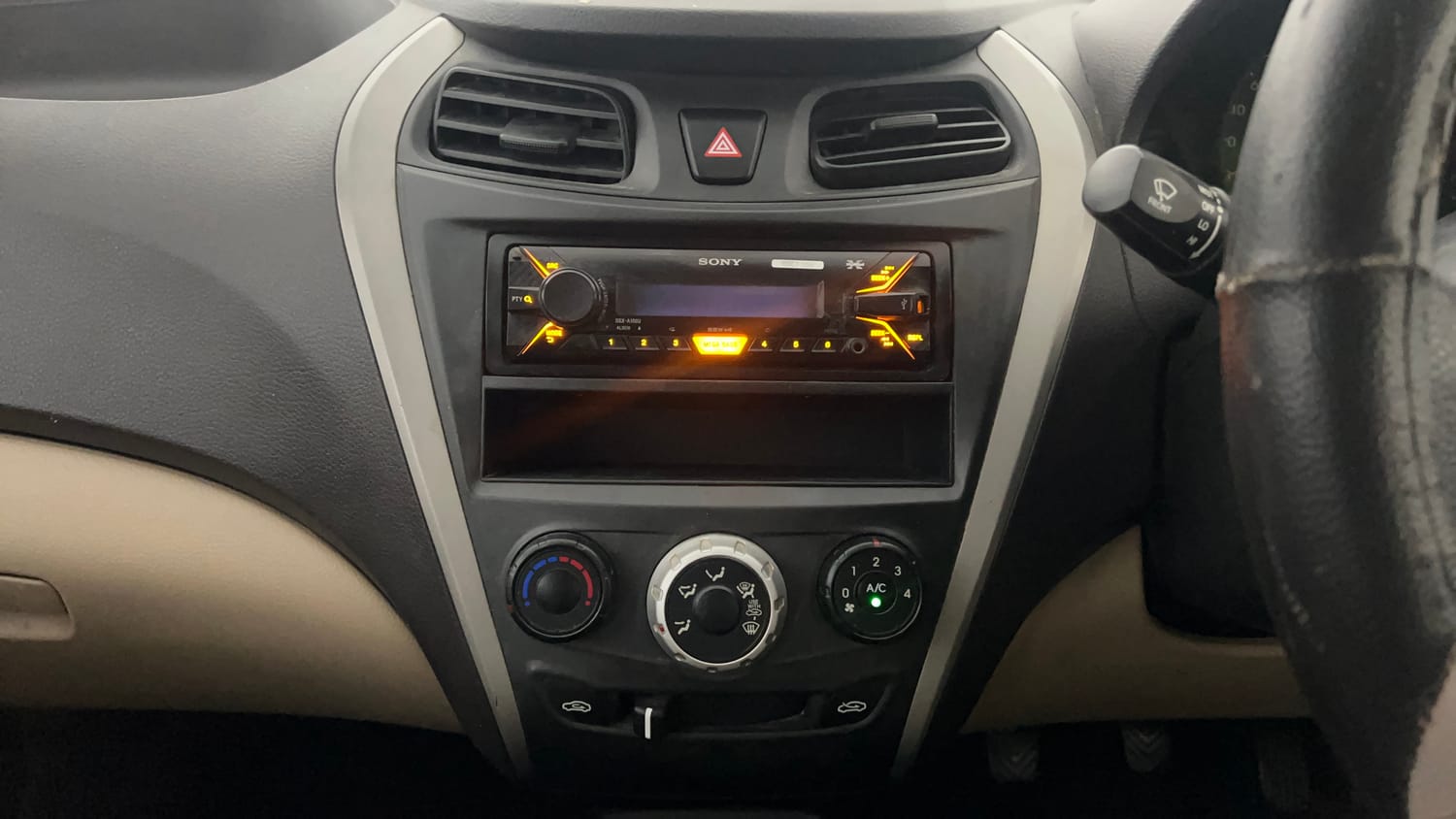 Used 2016 Hyundai Eon Era + Petrol Manual interior MUSIC SYSTEM & AC CONTROL VIEW