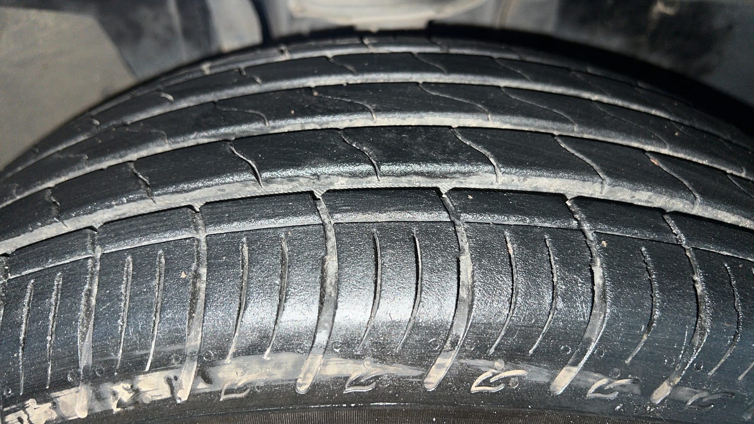 Used 2023 Renault Kiger RXZ AMT Petrol Automatic tyres RIGHT FRONT TYRE TREAD VIEW