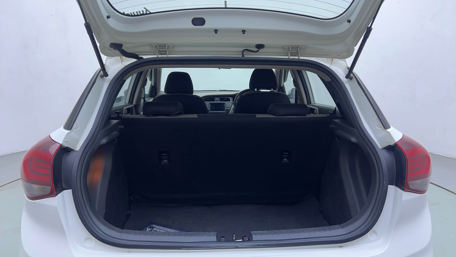 Used 2018 Hyundai Elite i20 Asta 1.2 (O) Petrol Manual interior DICKY INSIDE VIEW