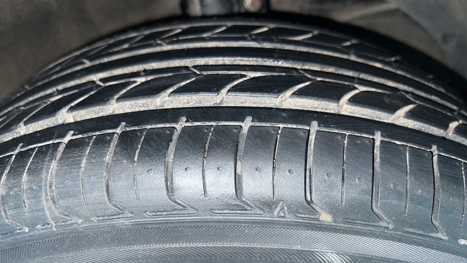 Used 2015 Maruti Suzuki Baleno Zeta 1.2 Petrol Manual tyres RIGHT FRONT TYRE TREAD VIEW